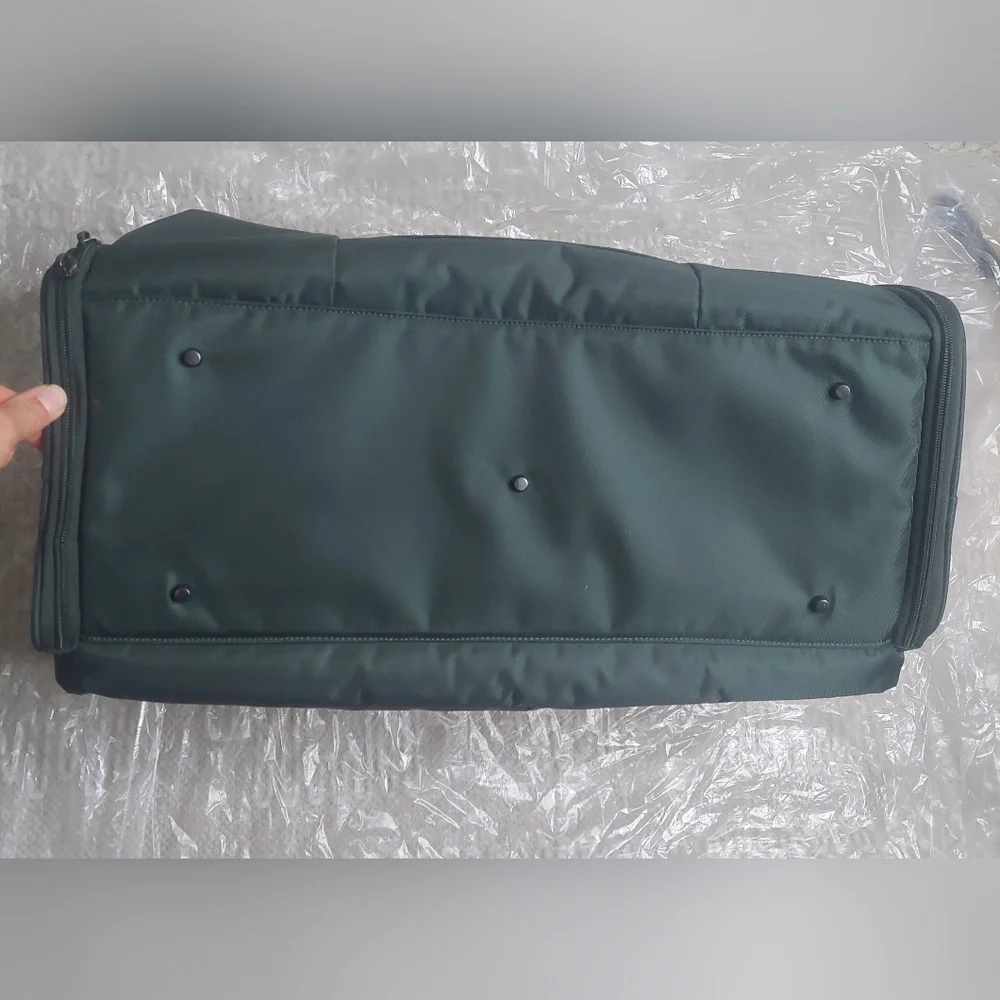 NWT! Quince Voyage Garmet Green Duffel Bag/ Travel Bag!